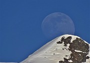 86 Spunta la luna dal monte...sulle cimette  digradanti dal Pizzo Rotondo verso la Forcella Rossa a sx